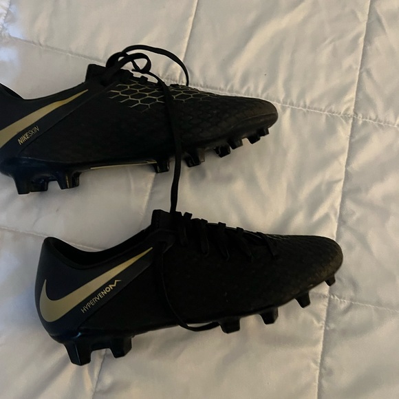 Nike soccer cleats - Picture 3 of 4